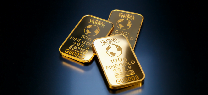 На мировом рынке стоимость золота превысила отметку в 2 тыс. долларов за тройскую унцию, достигнув максимума с марта 2022 года.