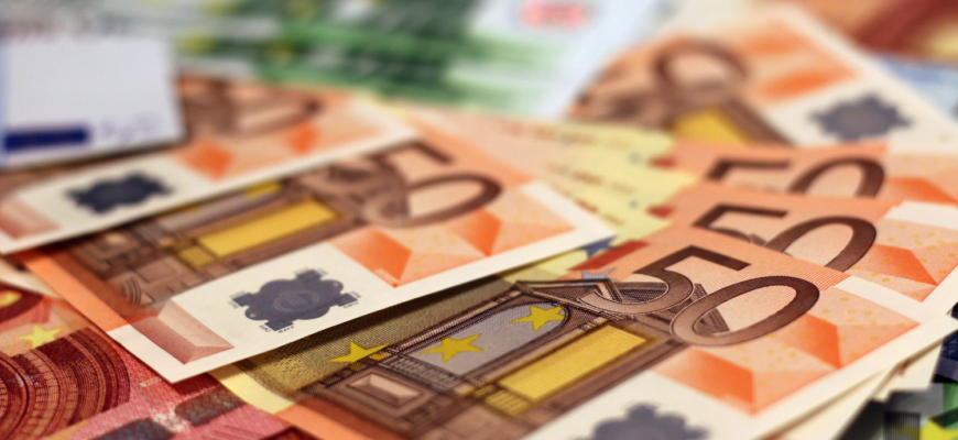 Курс евро впервые с 14 апреля 2022 года превысил отметку в 89 рублей за евро, а доллар торгуется выше 81,2 рублей.