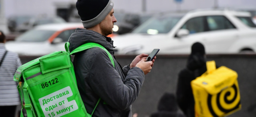Курьеров Delivery переведут на цвета «Яндекса» и избавят от зеленых сумок
