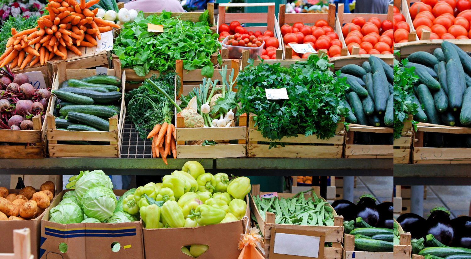 Рынок свежих фруктов. Прилавок с овощами и фруктами. Овощи на рынке. Ассортимент фруктов и овощей. Овощи и фрукты на рынке.